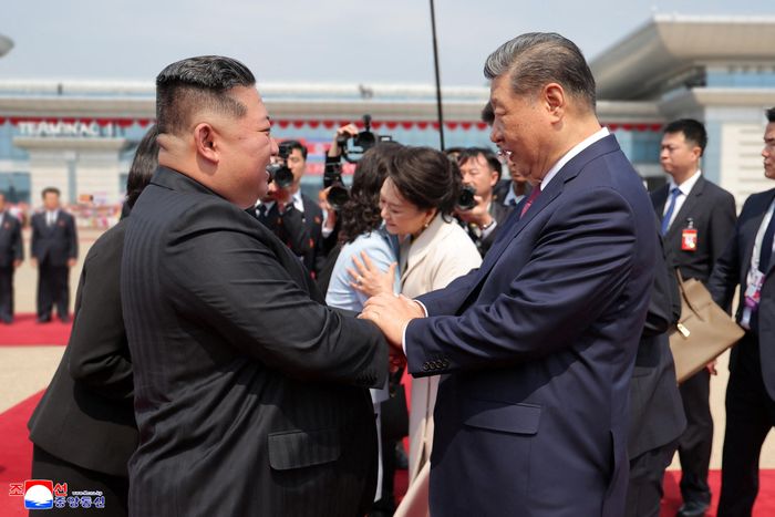  Theo Xinhua, ông Tập Cận Bình nhấn mạnh dù tình hình quốc tế thay đổi thế nào, lập trường của Đảng và Chính phủ Trung Quốc trong việc coi trọng tình hữu nghị truyền thống Trung Quốc - Triều Tiên sẽ không thay đổi; sự ủng hộ dành cho ông Kim Jong Un trong việc lãnh đạo sự nghiệp xã hội chủ nghĩa của Triều Tiên sẽ không thay đổi; cam kết bảo vệ lợi ích chung của hai nước cũng như duy trì môi trường chiến lược thuận lợi sẽ không thay đổi. 