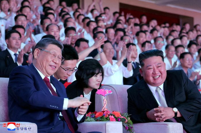  Về phía Triều Tiên, ông Kim Jong Un nhận định chuyến thăm của ông Tập Cận Bình thành công tốt đẹp và thu hút sự quan tâm rộng rãi từ nhiều phía. Chuyến thăm đã gửi đi thông điệp tích cực tới thế giới rằng Triều Tiên và Trung Quốc đang tiếp tục củng cố hợp tác hữu nghị. Nhà lãnh đạo Kim Jong Un cho rằng chuyến thăm có ý nghĩa to lớn đối với quan hệ song phương và tương lai phát triển của khu vực. 