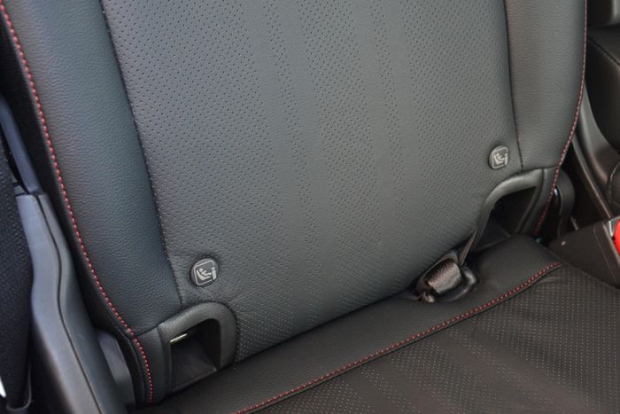 Ghế trẻ em có thể lắp vào xe thông qua chốt ISOFIX hoặc dây đai an toàn. Ảnh: Phúc Hậu.