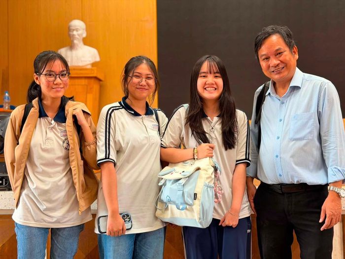 Em Phạm Dương Thùy Anh (thứ hai từ phải qua) là thủ khoa hai điểm 10 của trường Phổ thông Năng khiếu. Ảnh: NTCC.