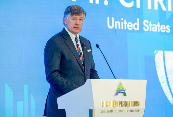  Thứ trưởng Ngoại giao Mỹ Christopher Landau phát biểu tại Diễn đàn Tương lai ASEAN 2026. Ảnh: Việt Linh.