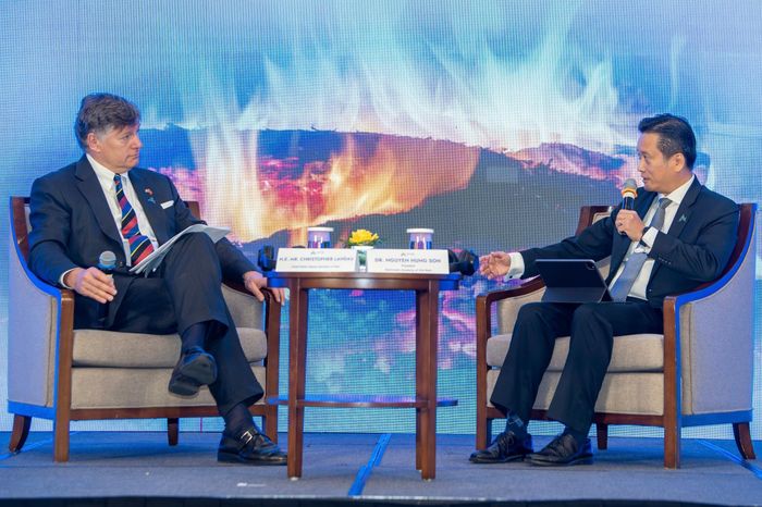  Thứ trưởng Ngoại giao Mỹ Christopher Landau và Tiến sĩ Nguyễn Hùng Sơn, Giám đốc Học viện Ngoại giao trong phiên thảo luận. Ảnh: Việt Linh. 