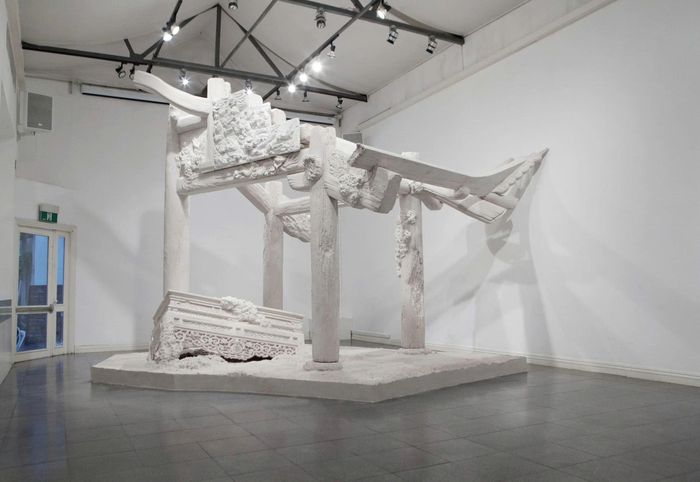  Tác phẩm được nhắc đến trong vụ việc này là Tàn Chỉ (Vestige of the land, 2017). “Những ngày vừa qua, tôi đã phải đối diện với một cú sốc lớn và sự tổn thương tinh thần nặng nề khi biết tác phẩm tâm huyết của mình là Tàn Chỉ đã bị chiếm dụng một cách công khai”, trích thông cáo mới nhất của nghệ sĩ. Tuy nhiên, Lê Giang không chỉ được biết đến với sáng tạo nghệ thuật này. 