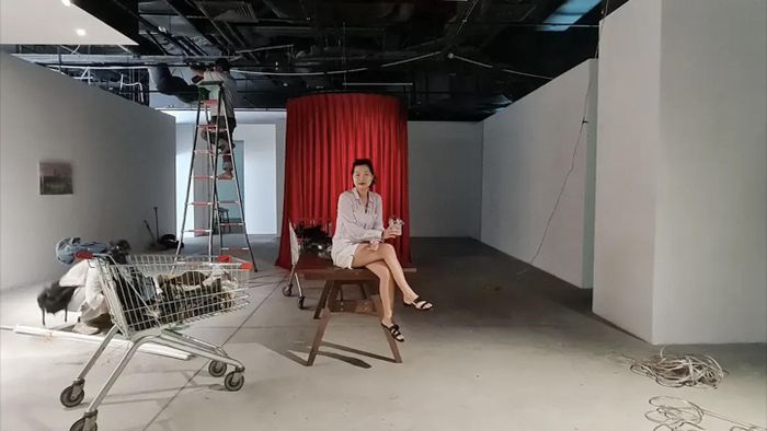  Trong tác phẩm này, thông qua những cảnh quay cận, trong mỗi khung hình, công chúng có thể thấy rõ tác động và cách đối xử tàn bạo của con người với thiên nhiên. Không thấy bóng người, không nghe thấy giọng nói, chỉ có những khối đá được cắt và chạm khắc bởi những cỗ máy ồn ào, hung hãn. Giống như những miếng thịt, các tảng đá được cắt lát và nghiền nát, lặp đi lặp lại, trơn tru, dễ dàng. 