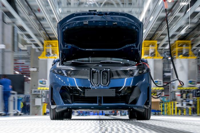 145 chiếc BMW iX3 đã bị lỗi bộ sạc tích hợp, vốn có thể khiến các tấm thân vỏ kim loại của chiếc SUV điện bị nhiễm điện trong lúc xe đang cắm sạc. Khi chạm vào xe, người dùng sẽ bị điện giật.