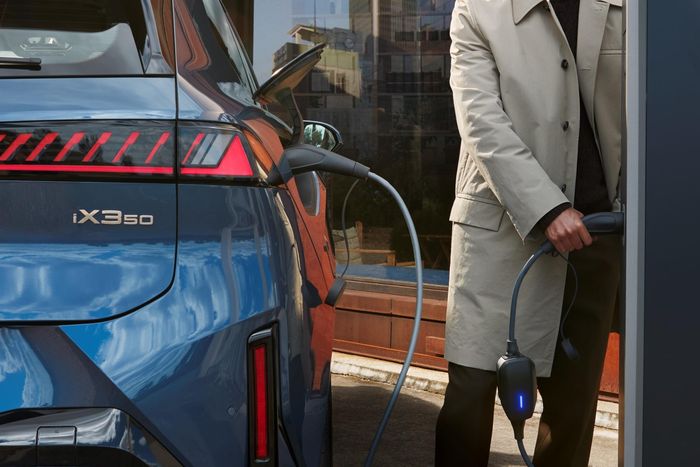 Mặc dù không ghi nhận bất kỳ trường hợp tai nạn liên quan đến lỗi bộ sạc, BMW vẫn quyết định thay thế toàn bộ phụ tùng các xe thuộc diện triệu hồi, bất kể bộ phận này có thực sự bị lỗi hay không.