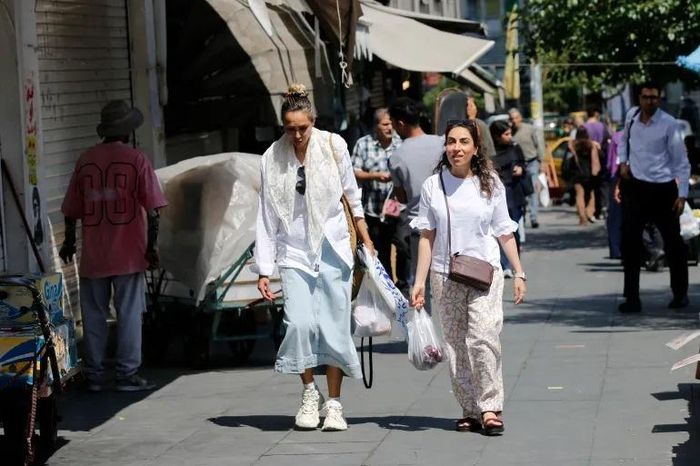 Câu chuyện thường ngày tại Iran giờ chủ yếu xoay quanh hai chủ đề: chiến tranh và mưu sinh. Ảnh: Al Jazeera.