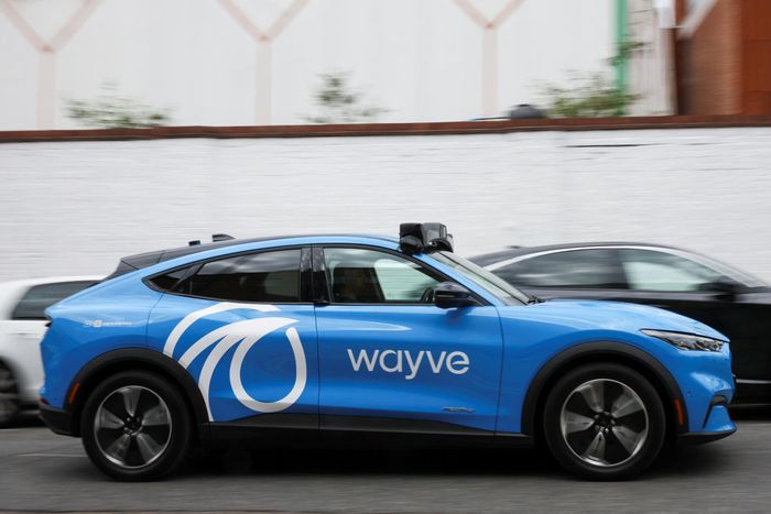  Đáng chú ý, Uber khẳng định giá cước của các chuyến đi bằng robotaxi sẽ không cao hơn so với dịch vụ thông thường. Xe được trang bị hệ thống camera quan sát toàn cảnh cùng radar để thu thập dữ liệu môi trường xung quanh, sau đó được xử lý trực tiếp trên xe bằng các thuật toán AI. 