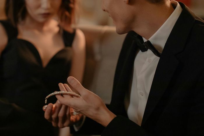  Tỷ lệ cắt cân đối, ánh sáng sẽ được giữ lại và phản xạ hiệu quả, tạo nên độ lấp lánh đặc trưng. Ảnh: Cottonbro/Pexels.
