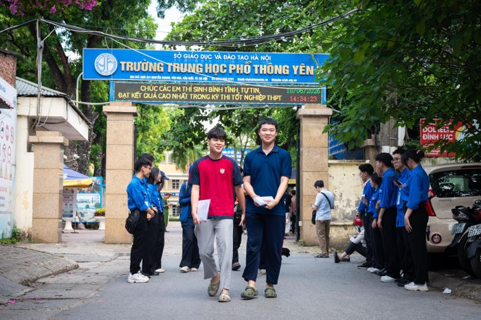 Sáng 11/6, thí sinh sẽ làm bài thi môn Ngữ văn theo hình thức tự luận trong 120 phút. Chiều cùng ngày, thí sinh tiếp tục với bài thi môn Toán. Sáng 12/6, thí sinh làm bài thi tự chọn với các môn Hóa học, Vật lý, Sinh học, Ngữ văn, Địa lý, Lịch sử, Giáo dục kinh tế và pháp luật, Tin học, Công nghệ và Ngoại ngữ (Anh, Đức, Nga, Nhật, Pháp, Trung, Hàn). Thời gian làm bài mỗi môn là 50 phút.