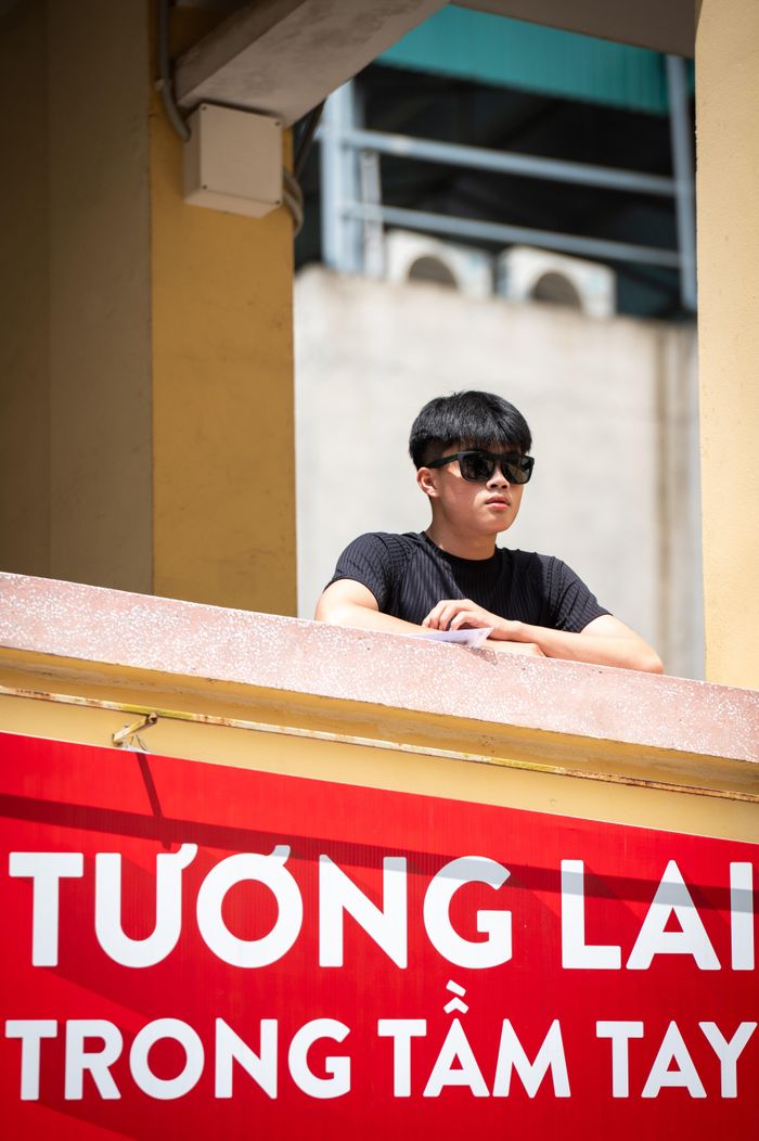 Mỗi buổi thi, thí sinh phải có mặt tại điểm thi/phòng thi đúng thời gian quy định, chấp hành hiệu lệnh của điểm thi và hướng dẫn của giám thị. Thí sinh đến chậm quá 15 phút sau khi có hiệu lệnh tính giờ làm bài sẽ không được dự buổi thi đó.