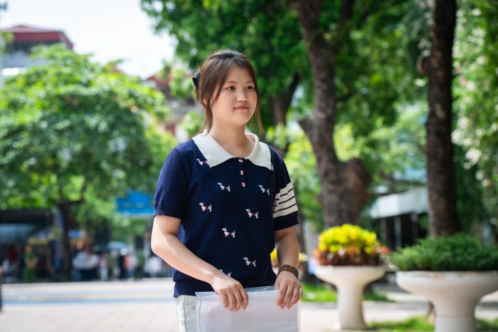 Trong khi đó, Diễm Như (học sinh trường Cao đẳng Điện tử - Điện lạnh Hà Nội) lại tỏ ra căng thẳng, lo lắng. Nữ sinh cho biết dù đã ôn tập trong nhiều tháng nhưng vẫn không tránh khỏi áp lực, nhất là hai môn Toán và Địa lý. Như tự tin hơn ở môn Ngữ văn, kỳ vọng phần nghị luận xã hội sẽ vào đề tài tuổi trẻ, còn ngữ liệu phần nghị luận văn học sẽ vào tác phẩm thơ.