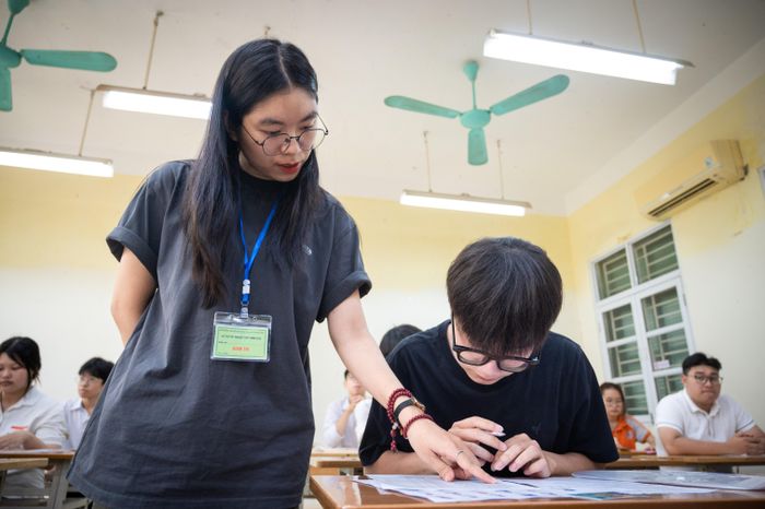 14h, cán bộ coi thi bắt đầu gọi thí sinh vào phòng thi, làm thủ tục dự thi và đính chính sai sót thông tin (nếu có). Giám thị phổ biến kỹ về những thiết bị được phép và không được phép mang vào phòng thi. Các em chỉ được mang bút viết; thước kẻ; bút chì; tẩy chì; ê-ke; thước vẽ đồ thị; dụng cụ vẽ hình; máy tính cầm tay không có chức năng soạn thảo văn bản và không có thẻ nhớ.