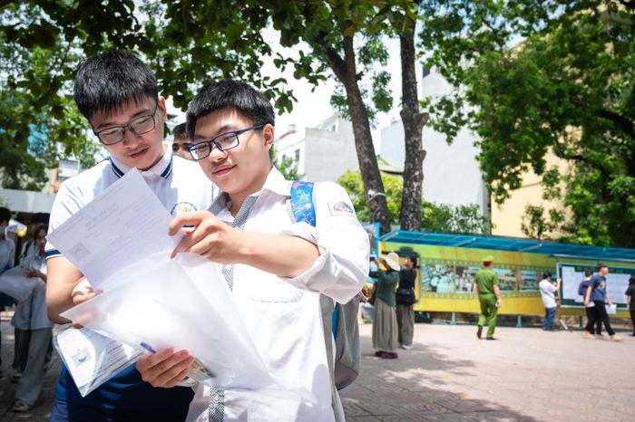 Trái ngược với cơn mưa lớn tại TP.HCM, thí sinh Hà Nội đến làm thủ tục dự thi trong tiết trời nắng nóng khoảng 30 độ C. Từ 13h30, hơn 550 thí sinh đã có mặt tại điểm thi THPT Yên Hòa (phường Yên Hòa). Dù kỳ thi chính thức còn một ngày nữa mới bắt đầu, nhiều em cho biết giữ tâm lý thoải mái, lạc quan và tự tin trước giờ "vượt vũ môn".