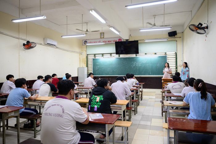 Đúng 14h, các phòng thi gần như đã kín chỗ. Cán bộ coi thi bắt đầu phổ biến quy chế, hướng dẫn thí sinh kiểm tra thông tin cá nhân và nhắc nhở những quy định cần đặc biệt lưu ý. Bên cạnh các vật dụng bị cấm mang vào phòng thi, giám thị nhấn mạnh việc không được đem máy tính cầm tay vào những môn thi không sử dụng thiết bị này, như Ngữ văn. Những trường hợp mang theo sẽ phải gửi lại tại khu vực quy định trước khi vào phòng thi.