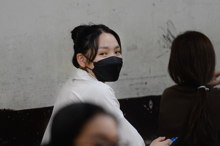 Trong số các thí sinh có mặt tại điểm thi THPT Trưng Vương chiều nay còn có Đoàn Minh Anh - nữ chính của dự án phim điện ảnh Tết Nhà ba tôi một phòng do Trường Giang làm đạo diễn. Trong phim, Minh Anh vào vai An, cô con gái cá tính của ông Thạch. Khác với hình ảnh trên màn ảnh, nữ sinh xuất hiện tại điểm thi với chiếc áo sơ mi trắng giản dị và đeo khẩu trang kín. Giữa hàng chục thí sinh đang tất bật hoàn tất thủ tục trong phòng thi, Minh Anh chăm chú thực hiện các bước theo hướng dẫn của cán bộ, chuẩn bị cho kỳ thi quan trọng sau 12 năm học tập.