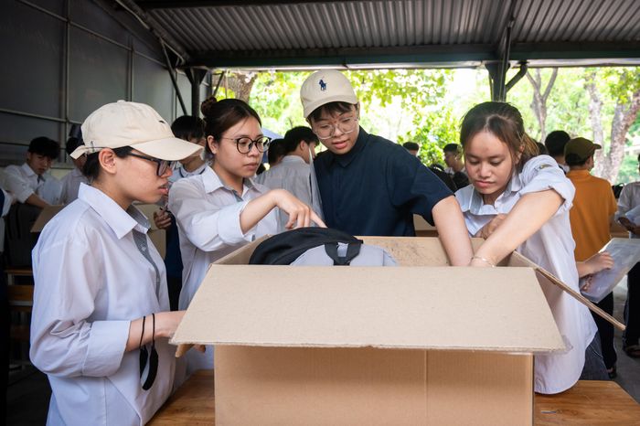 Khu vực để đồ được điểm thi THPT Yên Hòa bố trí ở cổng trường, không cùng tòa với các phòng thi, cách các phòng thi tối thiểu 25 m. Điểm thi đặt nhiều dãy bàn, được đánh số thứ tự theo từng phòng thi. Khi ra về, thí sinh cũng sẽ tự đến để lấy lại. Điều này nhằm hạn chế một số tiêu cực có thể xảy ra, đặc biệt với các thiết bị gian lận công nghệ cao.