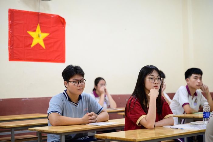 Do ảnh hưởng của cơn mưa lớn, một số phòng thi vẫn còn khá thưa thớt thí sinh vào thời điểm bắt đầu làm thủ tục. Nhiều em đến muộn do gặp mưa trên đường tới điểm thi. Trước tình hình này, trưởng điểm thi liên tục phát loa yêu cầu cán bộ coi thi các phòng rà soát, thống kê danh sách thí sinh vắng mặt và báo cáo kịp thời để có phương án xử lý phù hợp.