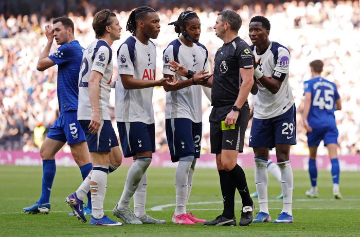  Các cầu thủ Tottenham Hotspur trao đổi với trọng tài Michael Oliver trong một trận đấu. Ảnh: Reuters.