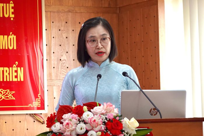 TS Phạm Quỳnh Chinh - Đại học Khoa học xã hội và nhân văn, Đại học Quốc gia Hà Nội trình bày tham luận về công nghiệp văn hóa tại Hội thảo. Ảnh: Thụy An.