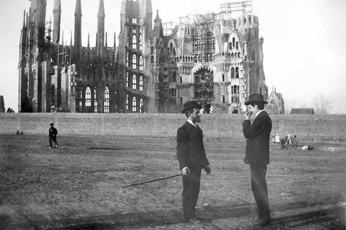 Ảnh chụp khoảng năm 1905 ghi lại những giai đoạn đầu của quá trình xây dựng Sagrada Familia, hơn 20 năm sau khi công trình khởi công. Ảnh: Bảo tàng Nghệ thuật Hiện đại và Đương đại Lleida.