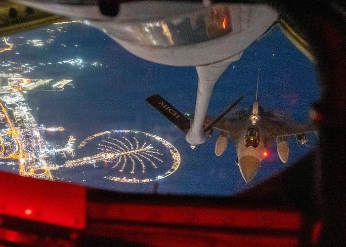  Tiêm kích F-16 Fighting Falcon của Không quân Mỹ chuẩn bị tiếp nhiên liệu từ máy bay tiếp dầu KC-135 Stratotanker khi làm nhiệm vụ tại vùng Vịnh. Ảnh: Không quân Mỹ. 