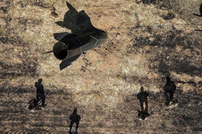  Binh sĩ có mặt tại hiện trường nơi tên lửa Iran rơi xuống ở gần thủ đô Damascus, Syria, ngày 9/6. Hiện Iran đang thực hiện các đòn đáp trả vào những quốc gia trong khu vực được cho là có hợp tác quân sự với Mỹ. Ảnh: Reuters. 
