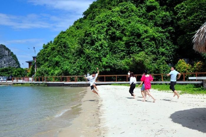  Một góc bãi biển Soi Sim, địa điểm nằm trong vùng lõi của vịnh Hạ Long, có diện tích khoảng 8,7 ha. Ảnh: Báo Quảng Ninh điện tử. 