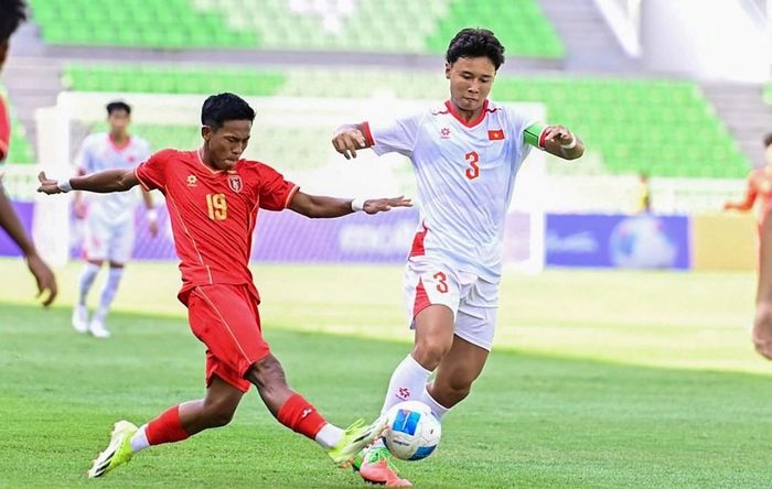 U19 Việt Nam (áo trắng) không thể có được tấm vé vào bán kết. Ảnh: VFF