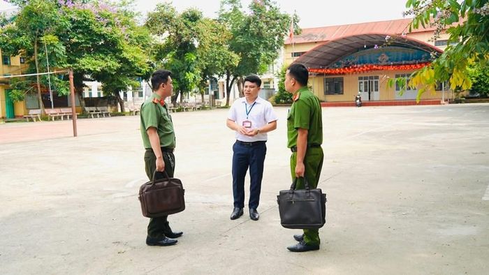 Công an phường Bắc Kạn và đại diện Ban giám hiệu Trường THPT Bắc Kạn, kiểm tra thực tế tại điểm thi