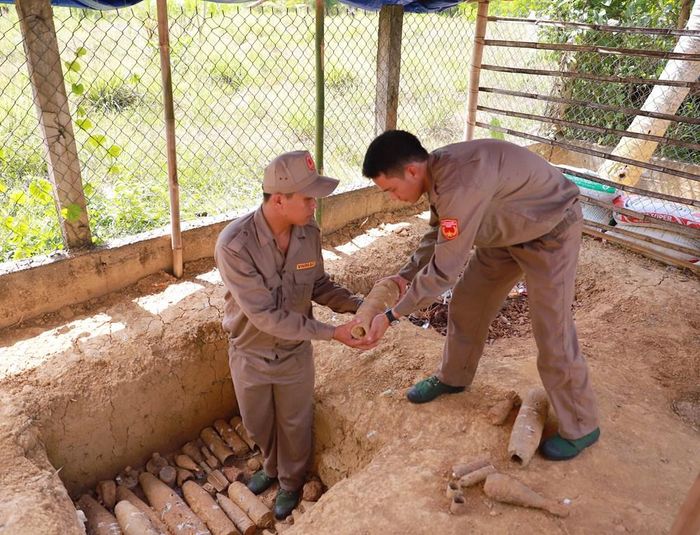 Công binh thu gom vật liệu nổ các loại và cất giữ nơi an toàn