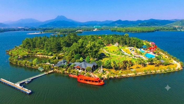 Đảo Ngọc - Hồ Đại Lải nhìn từ trên cao.
