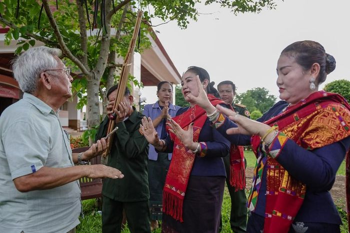Nhạc sĩ Douangmixay Likayya và các nghệ nhân hát dân ca Lào ở huyện Sê Pôn