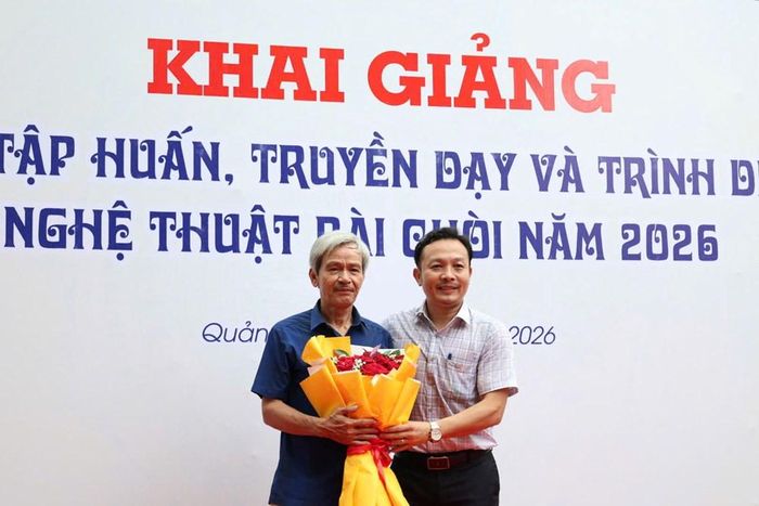 Đại diện lãnh đạo Trung tâm Văn hóa Nghệ thuật tỉnh tặng hoa Nghệ nhân ưu tú Trần Tám