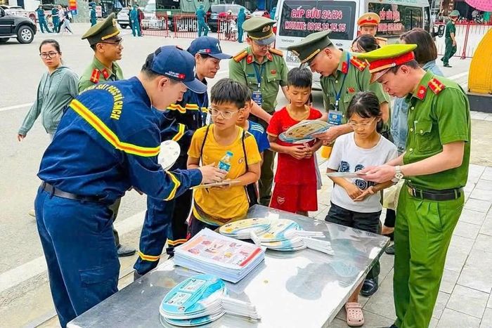 Lực lượng Công an Thanh Hóa tuyên truyền phòng, chống đuối nước cho du khách tại các điểm du lịch biển