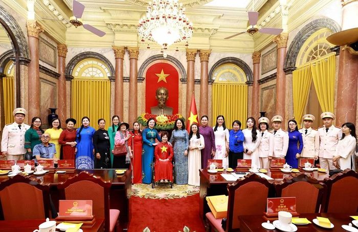 Bí thư Trung ương Đảng, Phó Thủ tướng Chính phủ Phạm Thị Thanh Trà; Ủy viên Ban Chấp hành Trung ương Đảng, Bộ trưởng Bộ VHTTDL Lâm Thị Phương Thanh với các đại biểu