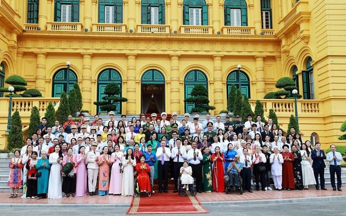 Tổng Bí thư, Chủ tịch nước Tô Lâm với các đại biểu