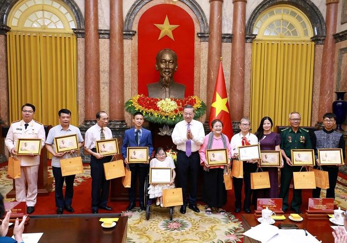 Tổng Bí thư, Chủ tịch nước Tô Lâm trao quà cho các gương mặt tiêu biểu
