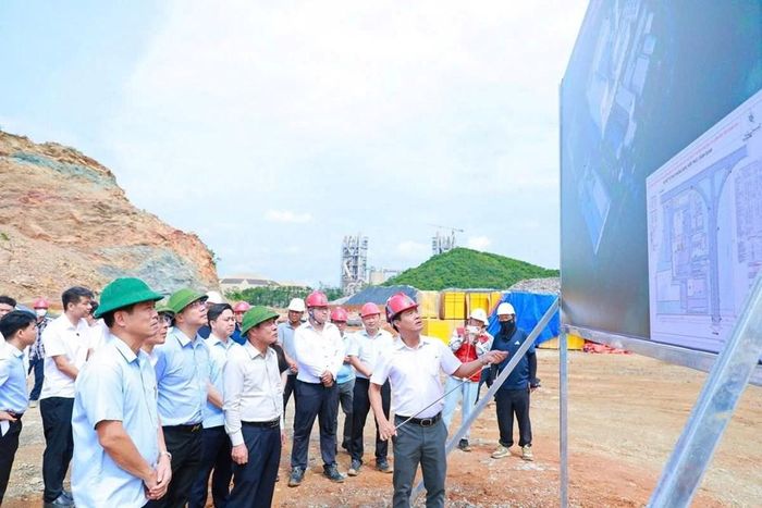 Bí thư Tỉnh ủy Thanh Hóa Lê Đức Thái kiểm tra tiến độ Dự án Nhà máy điện rác Bỉm Sơn. Ảnh: Minh Hiếu