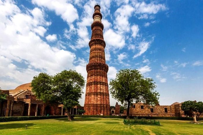 Qutub Minar là ngọn tháp cao nhất Ấn Độ và là biểu tượng cho sự giao thoa của nhiều nền văn minh từng hiện diện trên vùng đất này