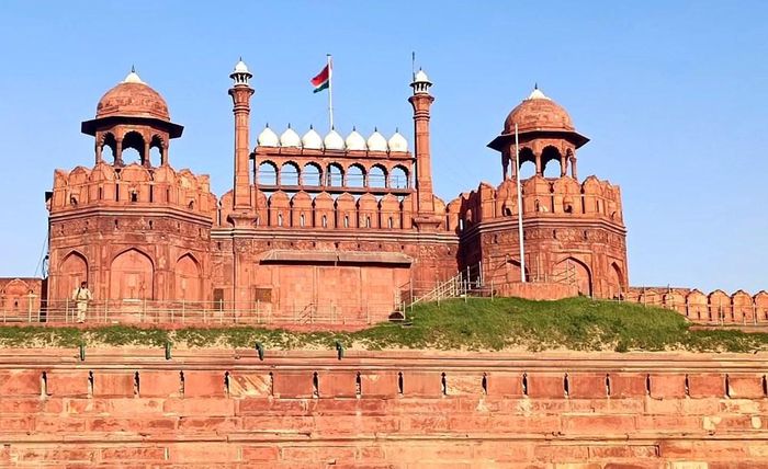 Pháo đài Đỏ được Hoàng đế Shah Jahan xây dựng vào năm 1639 bên dòng sông Yamuna, công trình này từng là trung tâm quyền lực của một trong những đế chế giàu có và hùng mạnh nhất thế giới thời bấy giờ