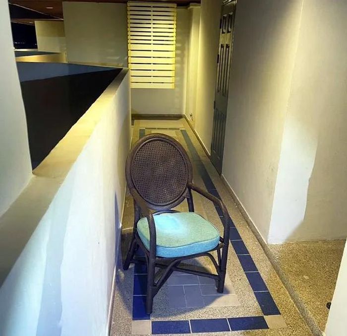 Sau đó họ lấy một chiếc ghế ở phòng 15, đi lên phòng 16 và nhảy xuống
