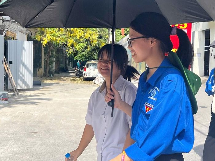 Tình nguyện viên hỗ trợ thí sinh tại điểm thi Trường THCS Nguyễn Trường Tộ - Hà Nội