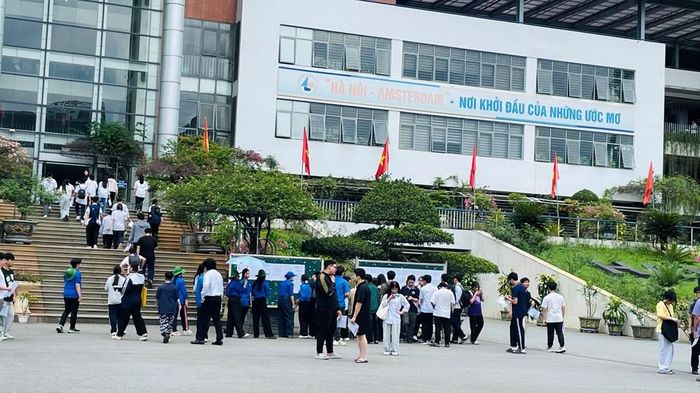 Thí sinh đến làm thủ tục tại điểm thi Trường THPT chuyên Amsterdam - Hà Nội