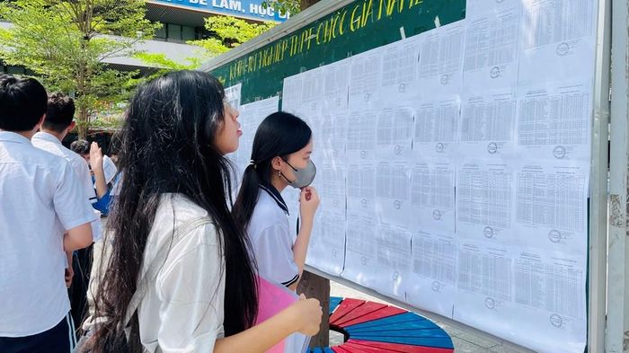 Thí sinh xem danh sách phòng thi và số báo danh tại điểm thi Trường THCS Trần Duy Hưng - Hà Nội