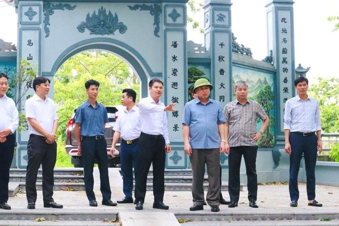 Ông Đinh Công Sứ – Phó Chủ tịch UBND tỉnh Phú Thọ cùng đoàn công tác của tỉnh đã về làm việc tại xã Tề Lỗ để khảo sát thực địa, nghiên cứu phương án xây dựng kè chống sạt lở bờ sông Phan tại khu vực Đền Tranh, thôn Hoàng Thạch.