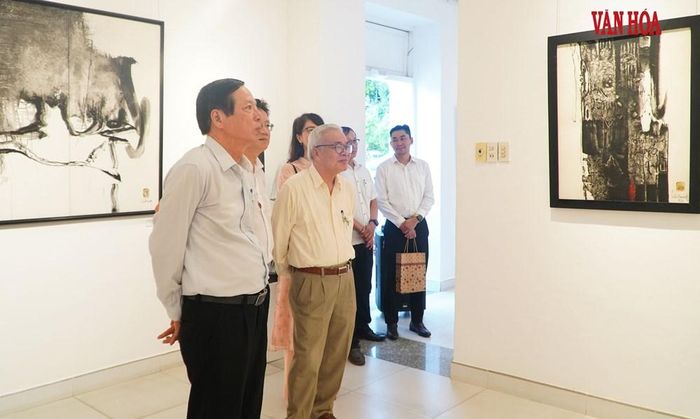 Các đại biểu và du khách tham quan triển lãm