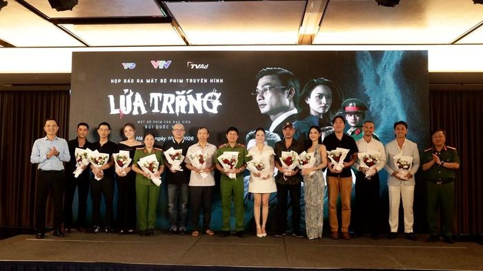 Đoàn làm phim "Lửa trắng" tại cuộc họp báo diễn ra vào chiều 10.6 tại Hà Nội
