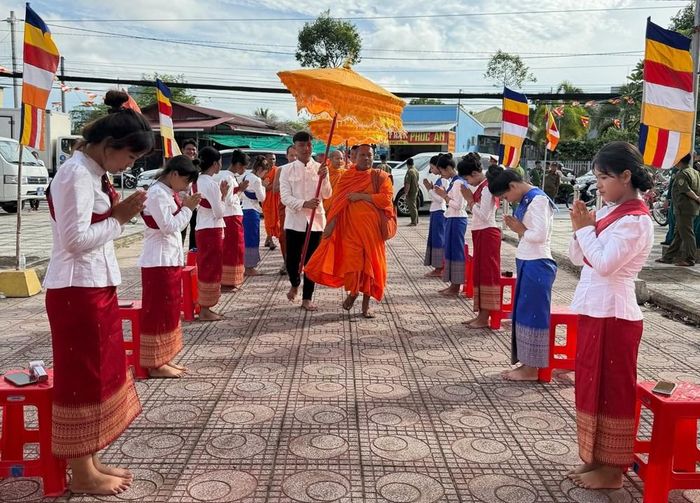 Các tăng ni, phật tử đến tham dự Lễ kỷ niệm vào chiều ngày 10.6