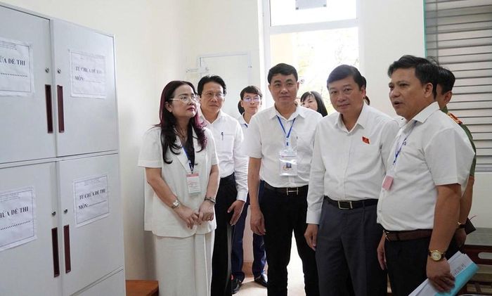 Lãnh đạo UBND tỉnh Quảng Trị kiểm tra công tác chuẩn bị cho kỳ thi tốt nghiệp THPT tại trường THPT Dân tộc Nội trú tỉnh Quảng Trị